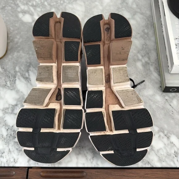 ON Women's Cloudflyer Running Shoes - Picture 3 of 11